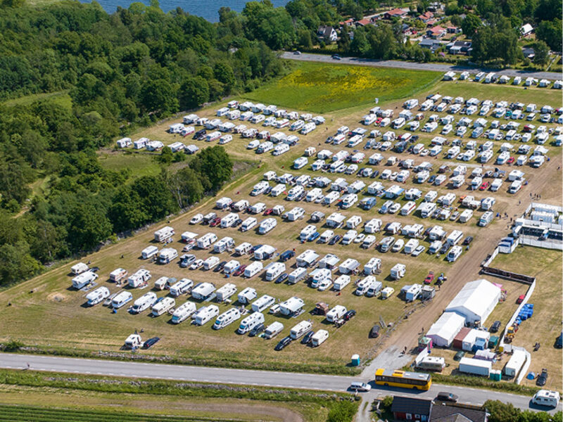 Husbilar och husvagnar uppställda på Paradise Village.