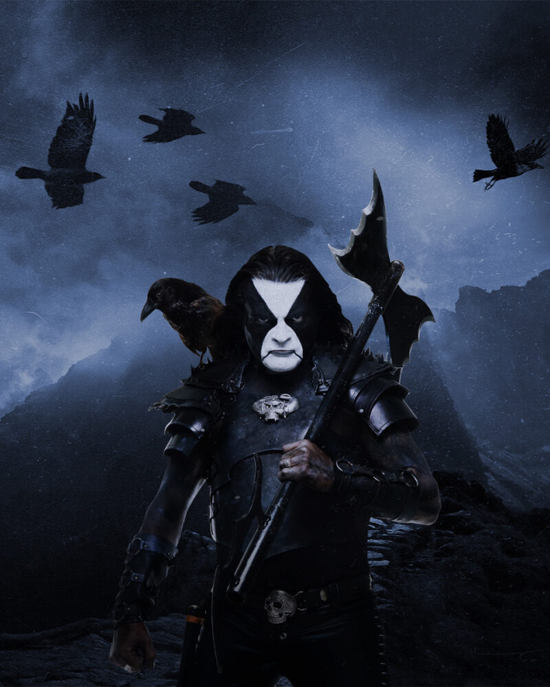 Bild på Olve "Abbath" Eikemo, korpar i bakgrunden med en yxa i handen.