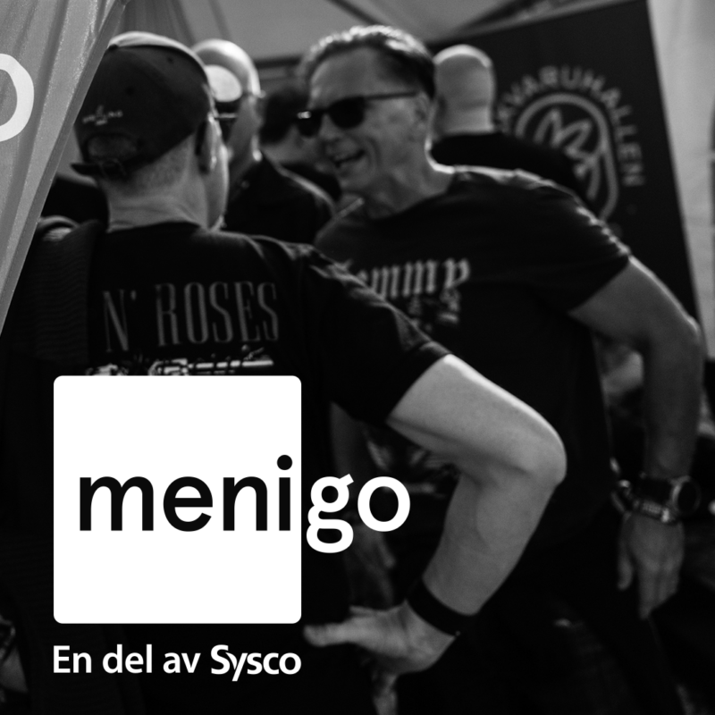 Menigos logo ligger i vitt på en svartvit bild. På bilden ser man två män stå och prata.