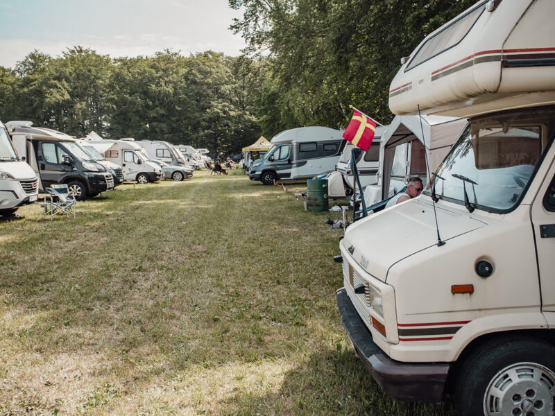 Husbilar och husvagnar uppställda på Motor Camp.