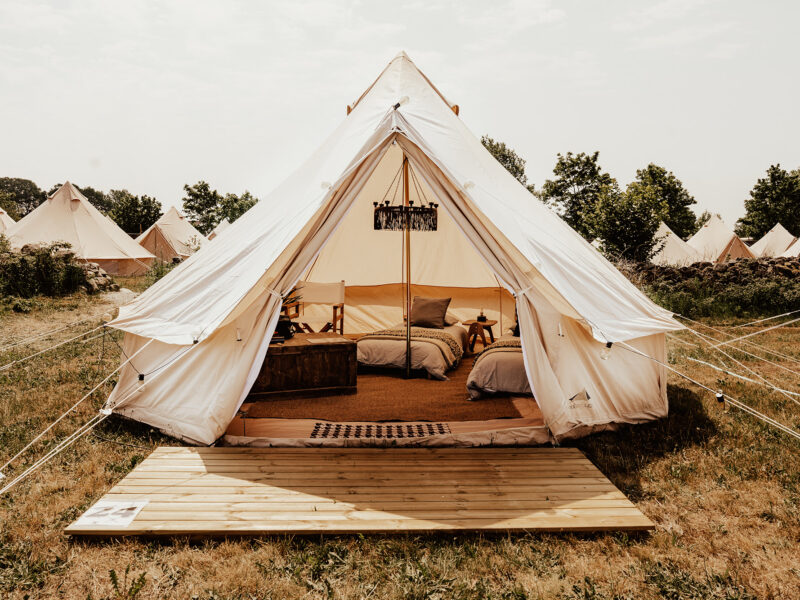 Inrett glampingtält med två bäddar på Paradise Village.